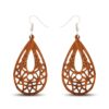 Gros plan sur les boucles d'oreilles Eva en bois d'acajou, design ajouré moderne et naturel.