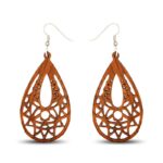 Gros plan sur les boucles d'oreilles Eva en bois d'acajou, design ajouré moderne et naturel.