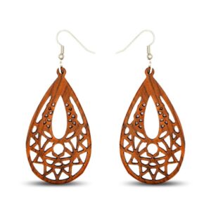 Gros plan sur les boucles d'oreilles Eva en bois d'acajou, design ajouré moderne et naturel.