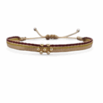 Bracelet colombien Yesica fait main – tissage beige, lie de vin et doré avec perles argentées, bijou bohème artisanal.