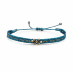 Bracelet éthique en macramé – modèle Ingrid aux couleurs profondes et finitions dorées, fabriqué à la main en Colombie.