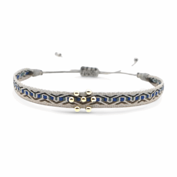 Bijou artisanal en macramé – bracelet réglable avec perles argentées, couleurs sobres et finition soignée