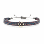 Bijou éthique en macramé – bracelet réglable avec fils colorés et perles argentées, modèle unisexe Yenni.