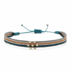 Bracelet éthique en macramé – modèle Susana aux tons naturels et touches dorées, fabriqué à la main en Colombie.