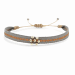 Bijou artisanal éthique – bracelet réglable en macramé avec fils naturels et perles brillantes