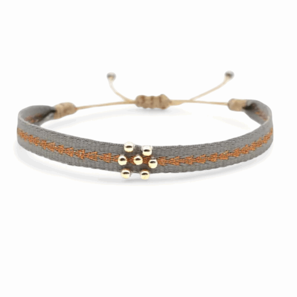 Bijou artisanal éthique – bracelet réglable en macramé avec fils naturels et perles brillantes