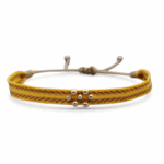 Bracelet éthique en macramé – modèle Olga aux couleurs chaudes et perles brillantes, fabriqué à la main en Colombie.