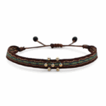 Bracelet éthique en macramé – modèle Antonia aux tons naturels et touches dorées, fabriqué à la main en Colombie.