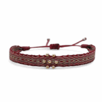 Bracelet éthique en macramé – modèle Carol avec fils chauds et perles brillantes, fabriqué à la main en Colombie.