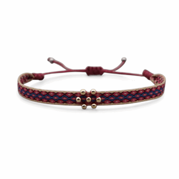 Bracelet éthique en macramé – modèle Salomé aux couleurs douces avec perles brillantes, fabrication artisanale colombienne.