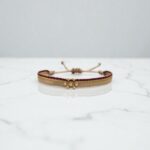 Bracelet éthique en macramé – modèle Yesica aux tons élégants et perles brillantes, fabrication artisanale colombienne.