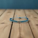 Bracelet colombien Ingrid fait main – tissage bleu, noir et doré avec perles argentées, bijou bohème artisanal