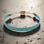 Bracelet colombien Lina tissé à la main avec fils multicolores bohèmes – turquoise, beige et jaune argenté
