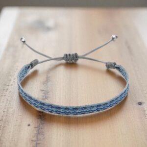 Bracelet colombien Vanessa gris et bleu tissé à la main en fils résistants – style bohème unisexe
