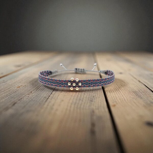 Bracelet colombien Yenni fait main – tissage gris, rouge et noir avec perles argentées au centre, style bohème artisanal
