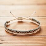 Bracelet colombien Angie fait main – tissage artisanal gris, bleu, marron et beige en macramé