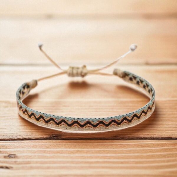 Bracelet colombien Angie fait main – tissage artisanal gris, bleu, marron et beige en macramé