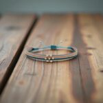 Bracelet colombien Susana fait main – tissage turquoise, gris, kaki et doré avec perles argentées, bijou bohème artisanal.