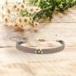 Bracelet colombien Dana fait main – tissage gris et beige cuivré avec perles argentées au centre, style bohème