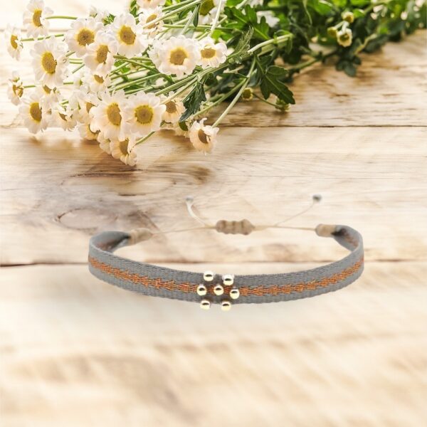 Bracelet colombien Dana fait main – tissage gris et beige cuivré avec perles argentées au centre, style bohème