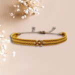 Bracelet colombien Olga fait main – tissage jaune, ocre rouge et doré avec perles argentées, bijou bohème artisanal.