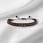 Bracelet colombien Antonia fait main – tissage marron, vert et doré avec perles argentées, bijou bohème artisanal.