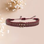 Bracelet colombien Carol fait main – tissage rouge et ocre avec perles argentées, bijou bohème artisanal unisexe.