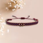 Bracelet colombien Salomé fait main – tissage violet, rose et caramel avec perles argentées, bijou bohème artisanal.