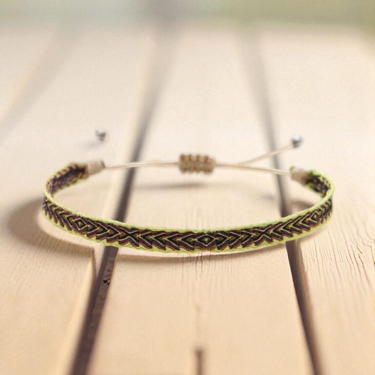 Bracelet colombien Sara tissé à la main – vert anis, marron clair et foncé avec fils brillants, style bohème