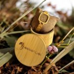 Coffret en bambou collection Mélissa My Essenciel contenant une montre en bois érable femme posée sur son coussin en toile naturelle, avec maillons supplémentaires.