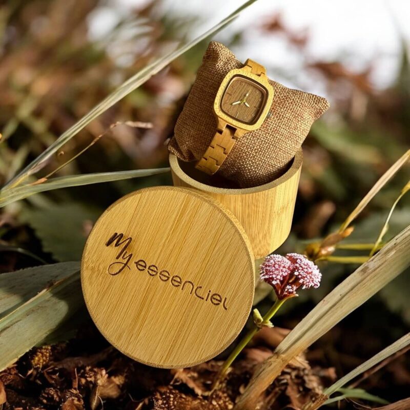 Coffret en bambou collection Mélissa My Essenciel contenant une montre en bois érable femme posée sur son coussin en toile naturelle, avec maillons supplémentaires.