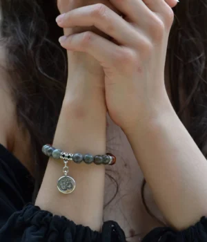 Alternative view of Bracelet méditation bois et labradorite Caro