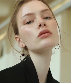 Alternative view of Boucles d'oreilles perle amarante et goutte doré Maelle