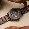 Montre automatique Carter en bois bicolore avec cadran automatique et bracelet ajustable.
