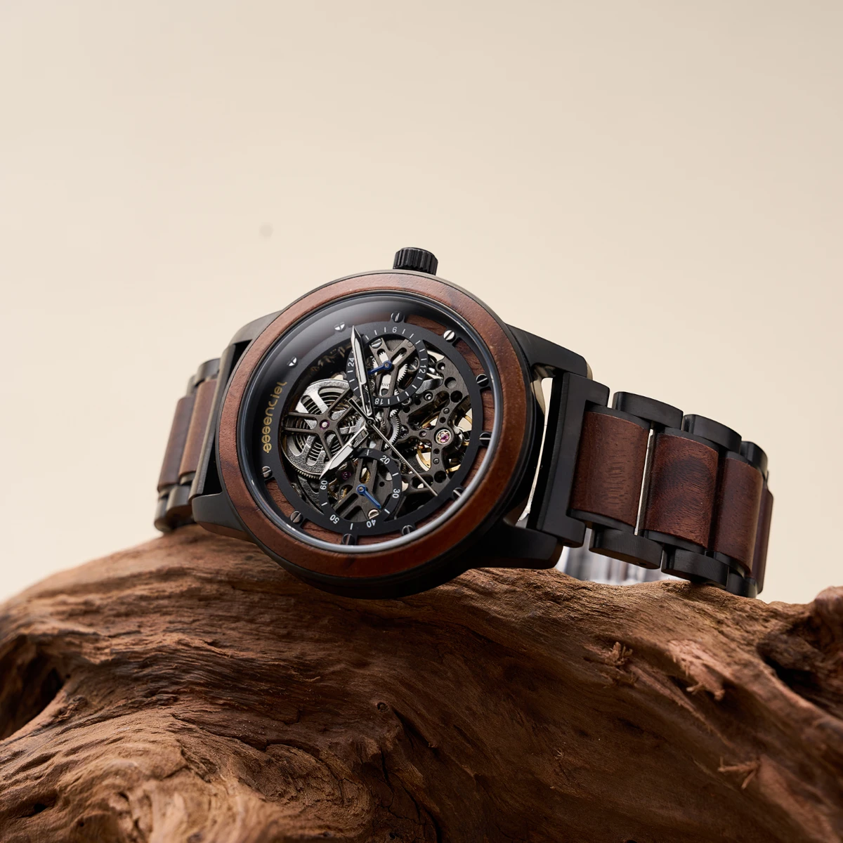 Montre automatique Carter posée sur un support en bois, illustrant son élégance et son style intemporel.