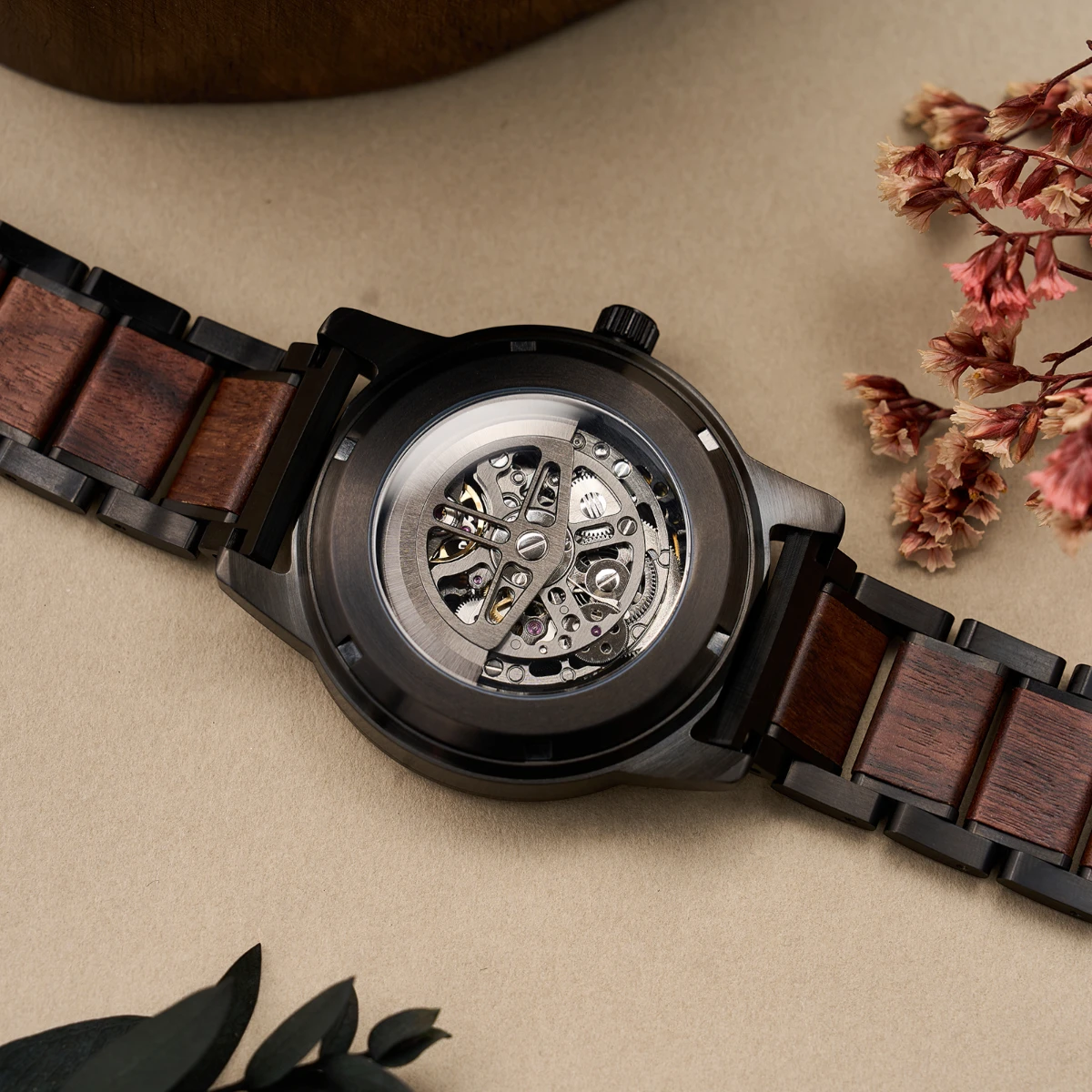 Vue rapprochée du verso de la montre automatique Carter, mettant en valeur son design sophistiqué.