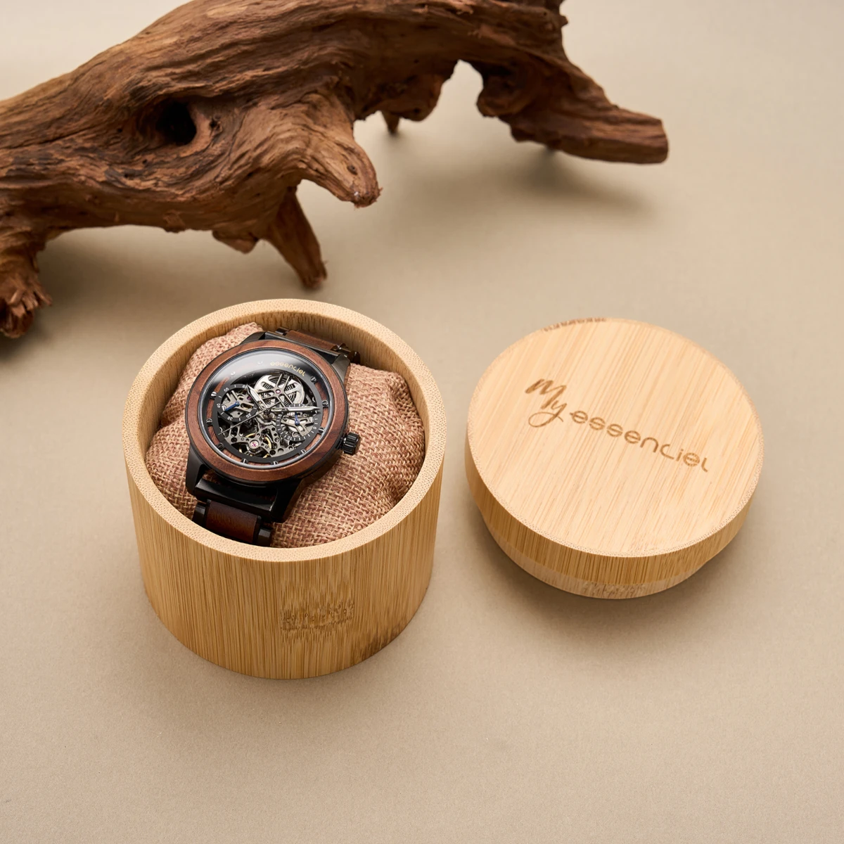 Coffret en bois naturel contenant la montre Carter, parfait pour un cadeau raffiné.