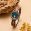 Adoptez l'élégance avec la montre Sandy, un accessoire en bois pour femme, alliant style et précision.