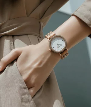 Alternative view of Montre minimaliste femme bois érable Bettie