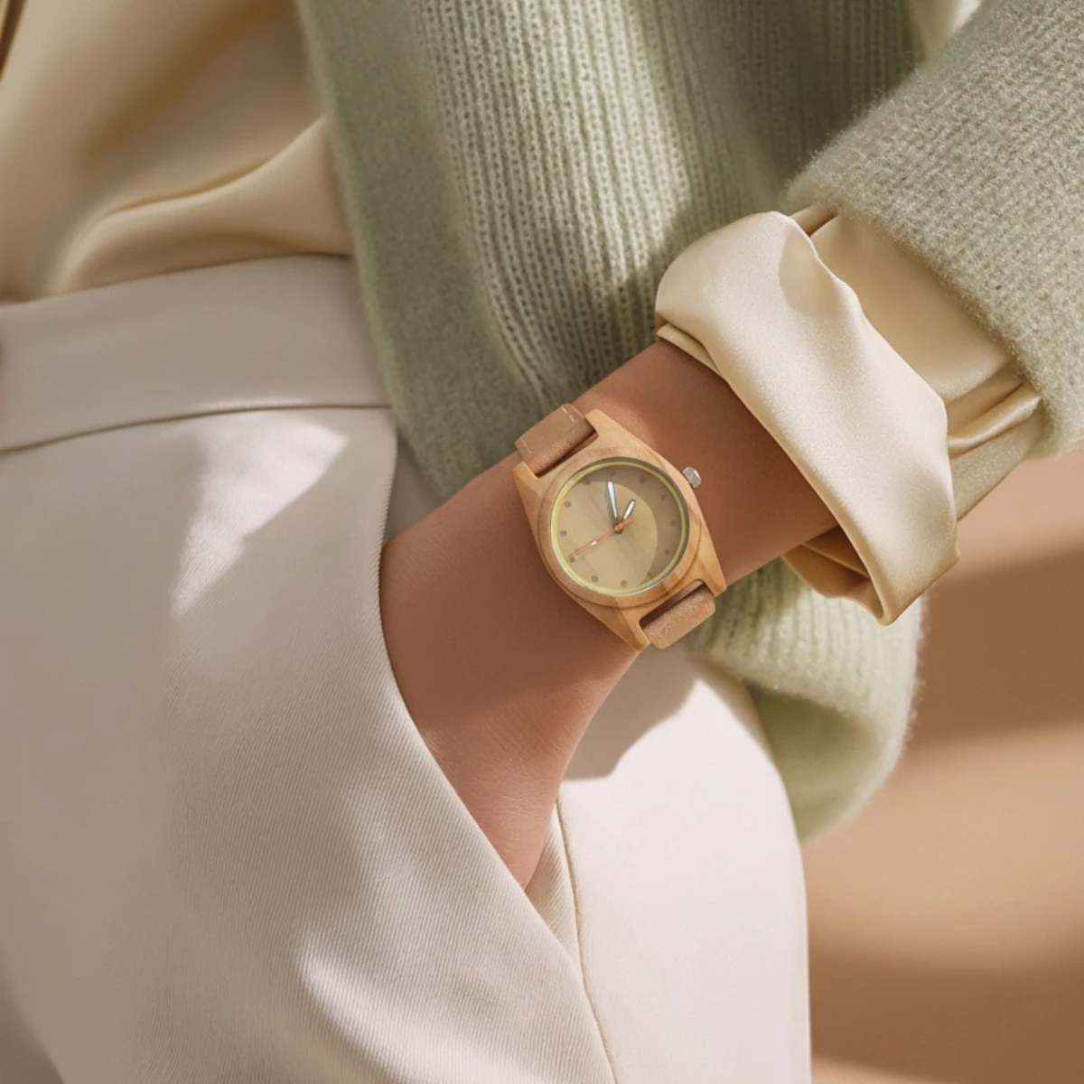 Montre femme ronde noyer cuir marron Aicha – Image 2