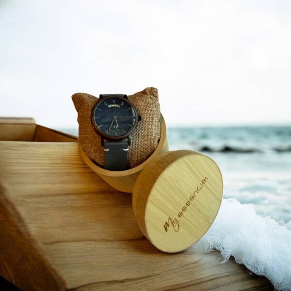 Coffret en bambou Kairos My Essenciel contenant une montre en cuir et bois homme posée sur son coussin