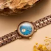 Découvrez la montre Sandy en bois de noyer : un design minimaliste et raffiné pour femme, avec cadran bleu et bracelet ajustable.