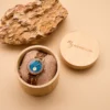 Coffret en bois naturel contenant la montre Sandy, parfait pour un cadeau raffiné.