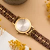 Montre en bois pour femme Sandy au verso : design épuré, matériaux naturels et coffret cadeau en bois.