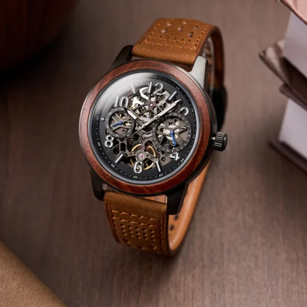 Montre Nexus Marron posée sur un support en bois, illustrant son élégance et son design unique.