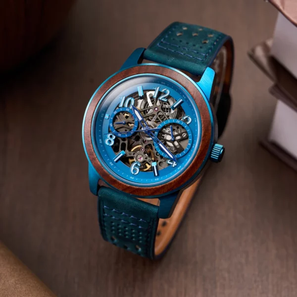 Montre automatique homme Nexus Bleue posée sur support, illustrant son élégance et son design unique.