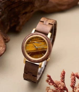 Montre femme Vélina posée sur support, illustrant son élégance et son style intemporel.