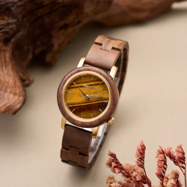 Montre femme Vélina posée sur support, illustrant son élégance et son style intemporel.